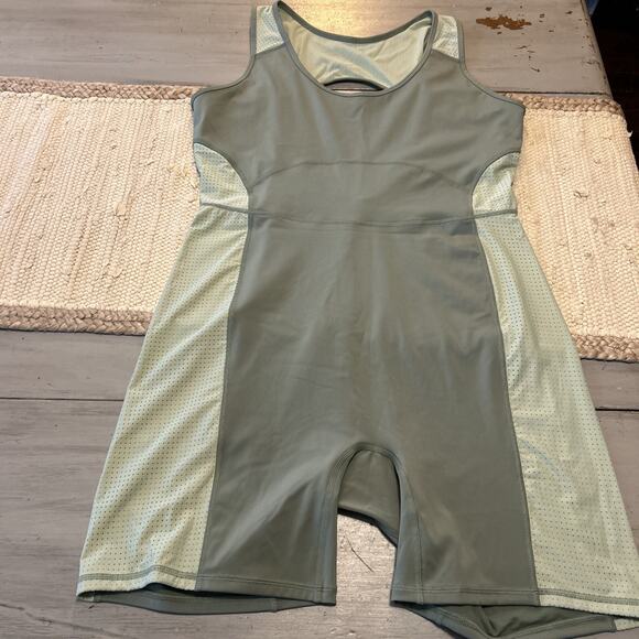 Fabletics Motion 365 Thyme Green Open Back Workout One Piece Romper Bodysuit 1X - Picture 1 of 9